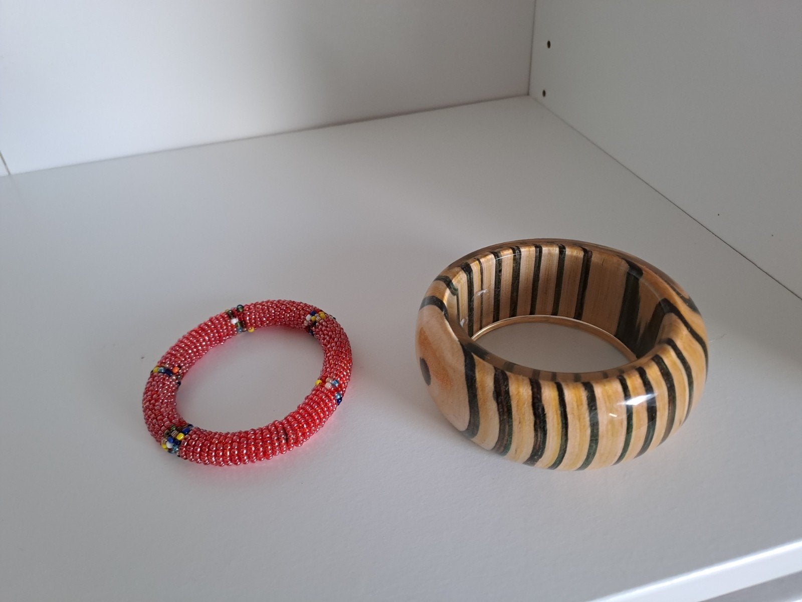 2 pièces : bracelet marron noir et rouge, Enlèvement ou Envoi, Avec bracelets à breloques ou perles, Comme neuf, Brun
