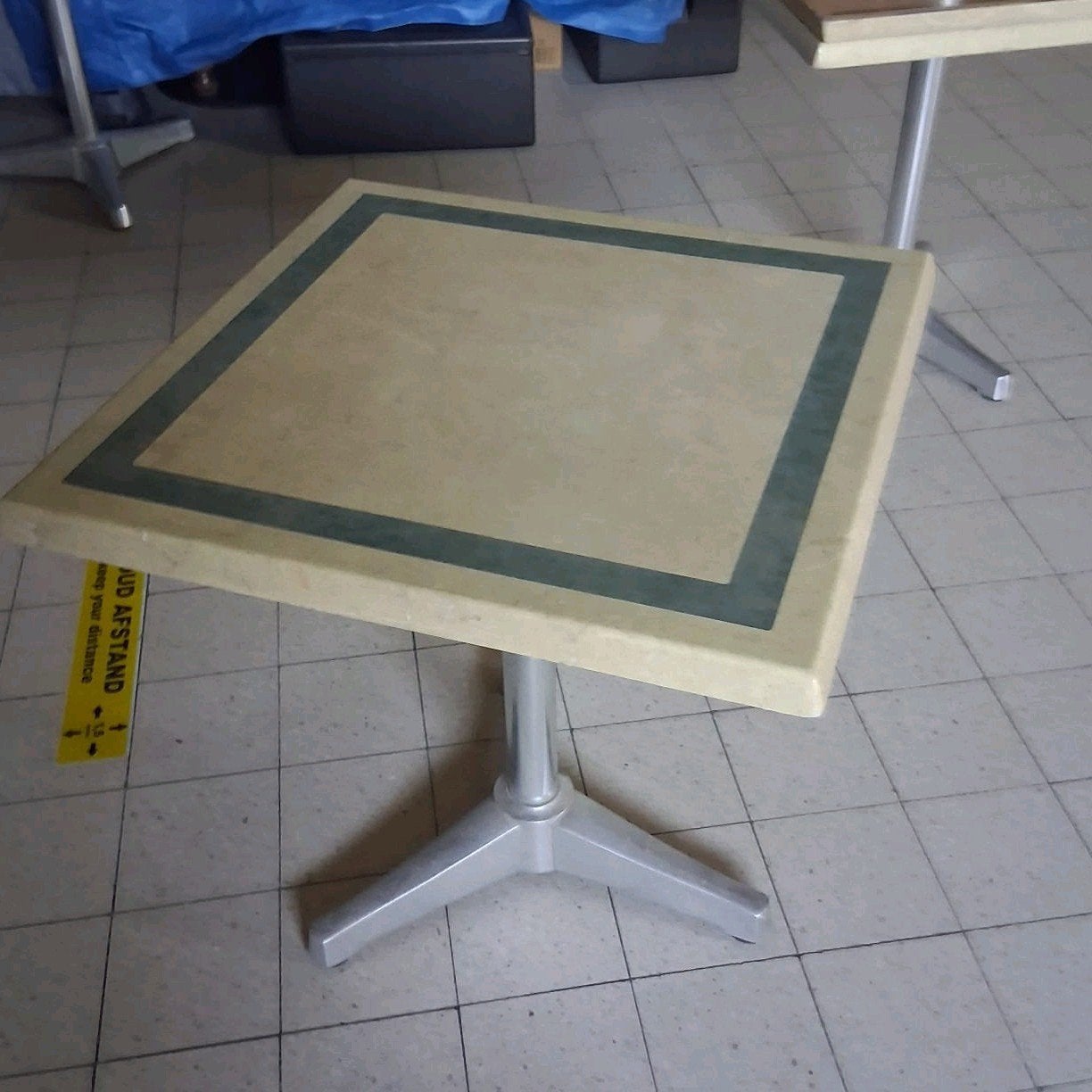 7 terrastafels + 20 stoelen, Ophalen