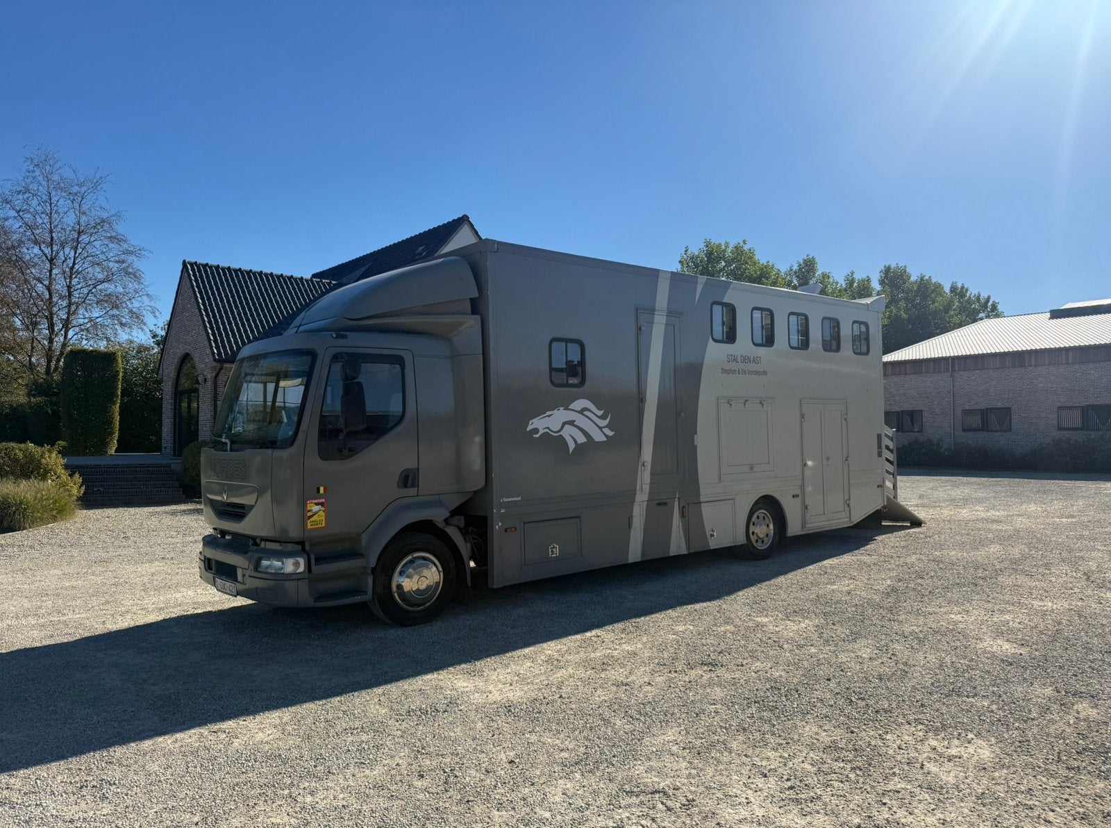 Paardenvrachtwagen met mooie mobilhome