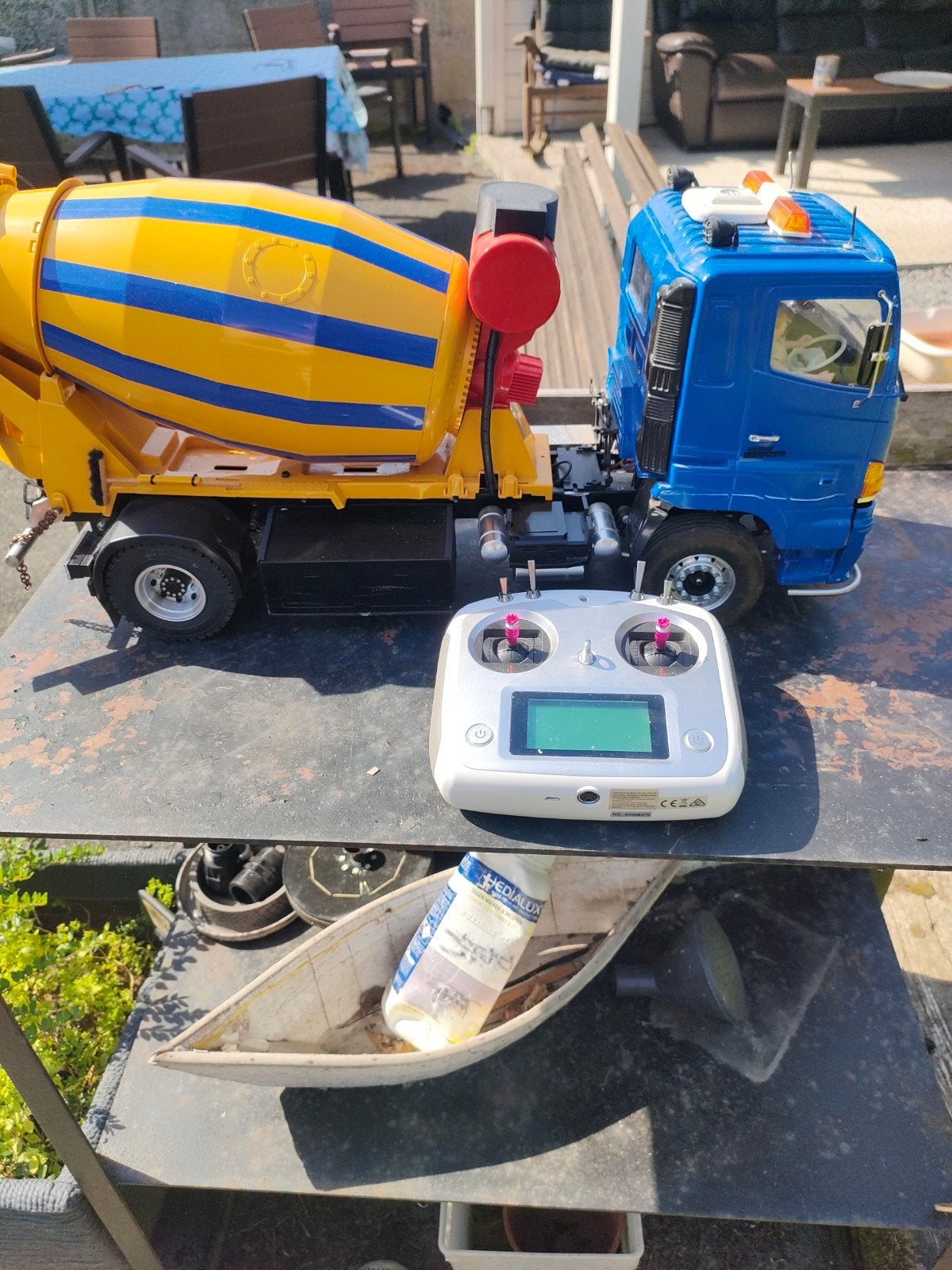 Hino betonmixer RTR, Ophalen
