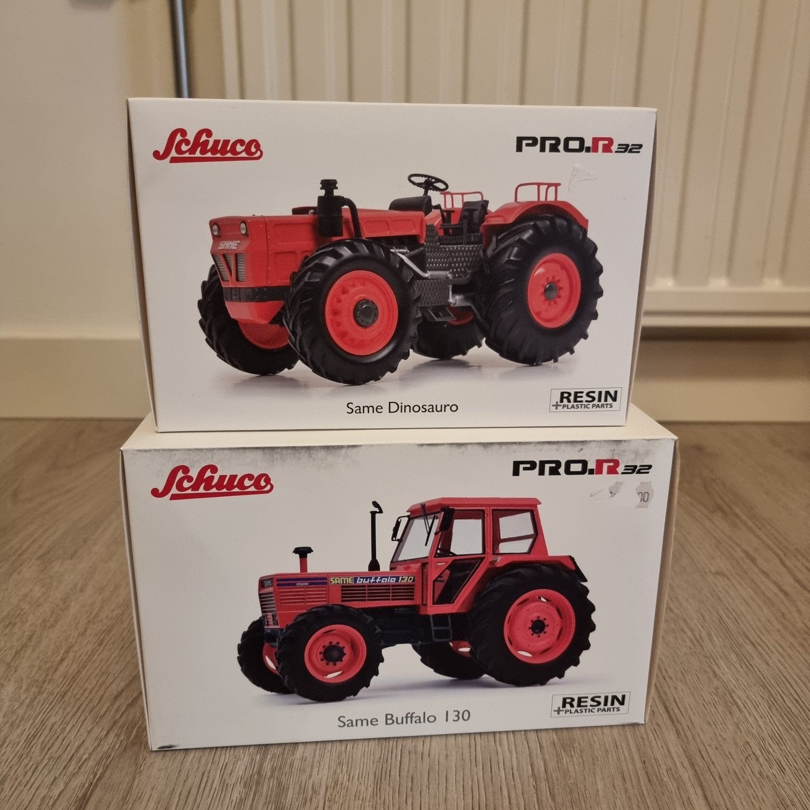 Set Same Dinosauro + Same Buffalo 130 Schuco, Hobby & Loisirs créatifs, Voitures miniatures | 1:32, Neuf, Tracteur et Agriculture
