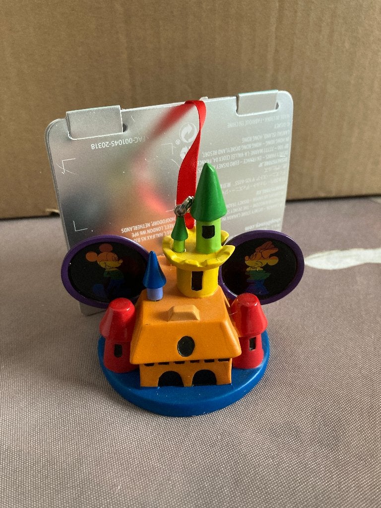 Disney Mickey x Minnie Rainbow Castle ornament - Nieuw, Ophalen of Verzenden, Nieuw, Beeldje of Figuurtje