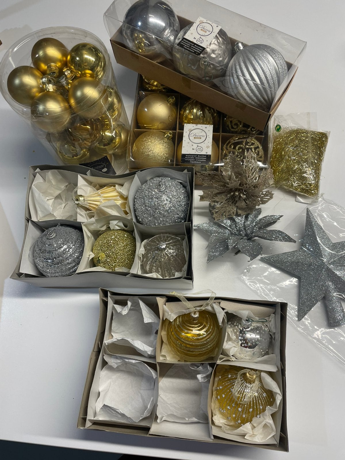 Assortiment de boules de Noël dorées et argentées, Enlèvement ou Envoi, Comme neuf