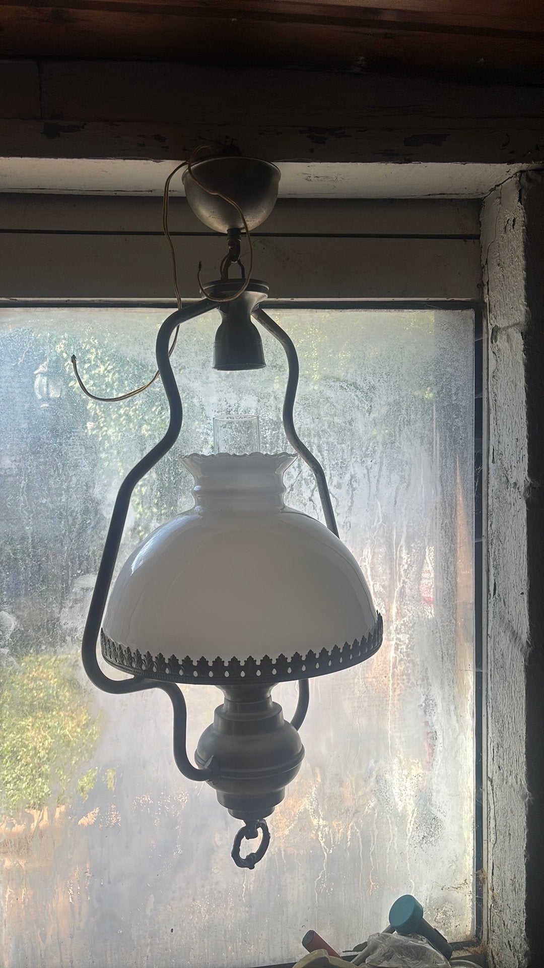 Luminaires ancien étain et opaline blanche, Enlèvement