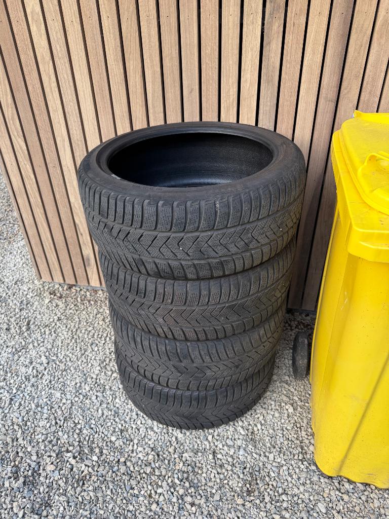 Winterbanden 235/40R19 Pirelli Winter Sottozero 3, Auto-onderdelen, Banden en Velgen, Gebruikt, Winterbanden, 235 mm, Band(en)