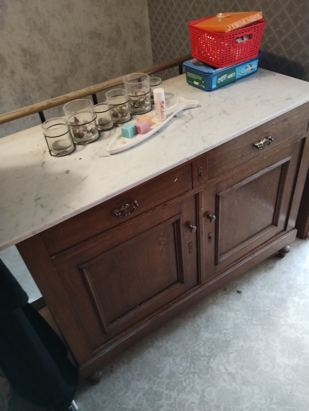 Armoire en bois avec plateau en marbre à un prix avantageux, Enlèvement, Avec tiroir(s)