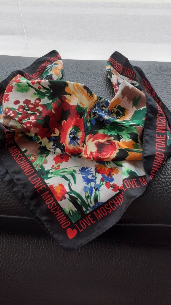 Foulard Love Moschino fleurs 52x52 cm, Moschino, Ophalen of Verzenden, Zo goed als nieuw, Sjaal