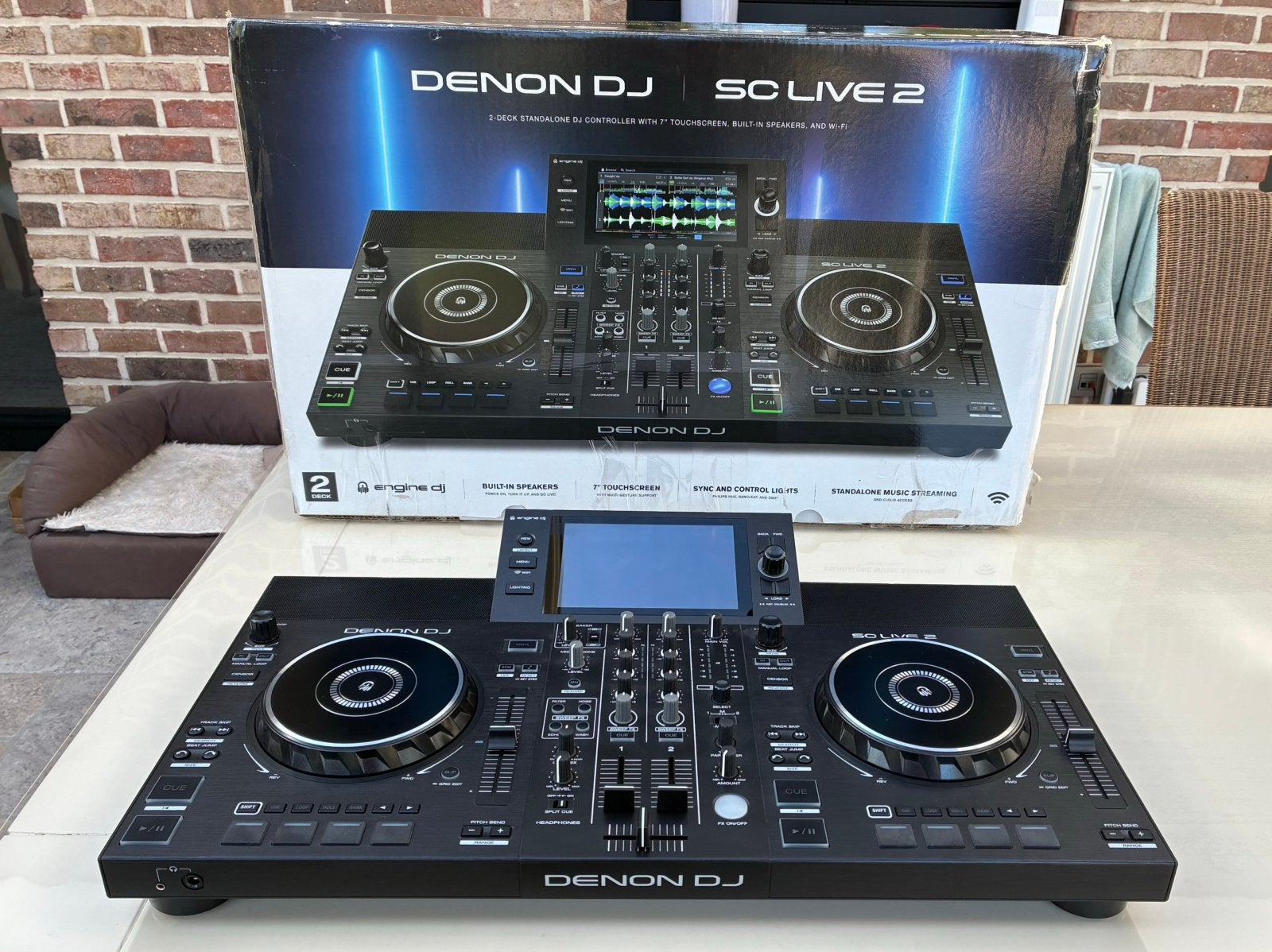 Denon DJ SC LIVE 2 + Mobilier DJ, Enlèvement, Comme neuf, Denon