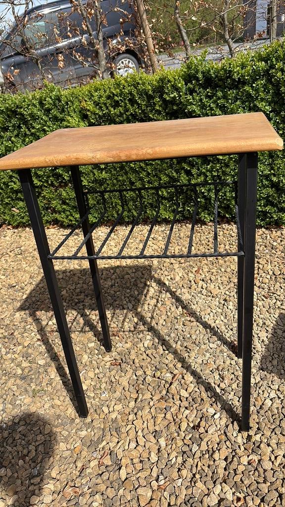 table d’appoint avec porte-revues intégré., Antiquités & Art, Enlèvement