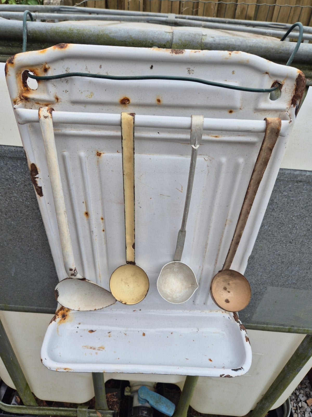 Keukengerei met oude metalen plank, Ophalen