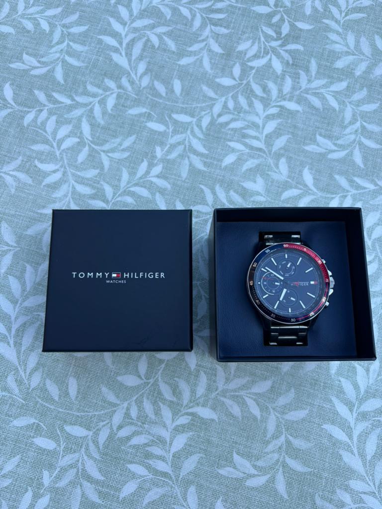 Montre Tommy Hilfiger pour homme TH396.1.27.2855  noir/rouge, Enlèvement ou Envoi, Comme neuf