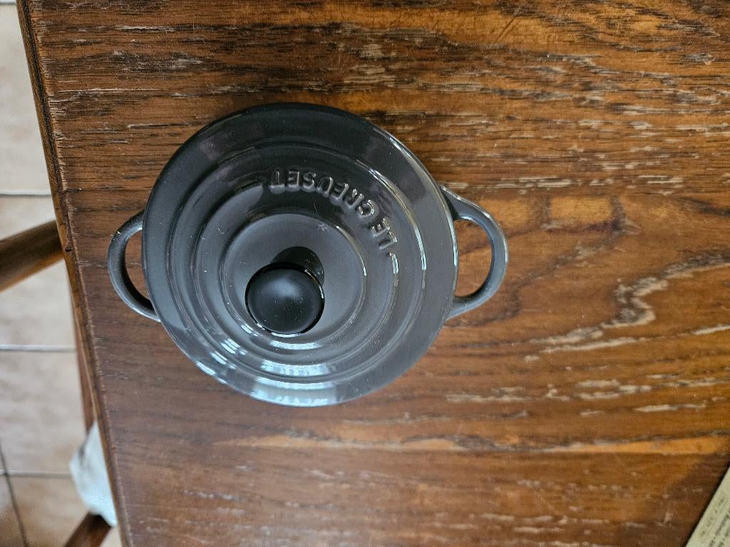 LE CREUSET 6 Mini grijze keramische braadpan 10 cm, Huis en Inrichting, Ophalen, Nieuw, Kookpan of Snelkookpan