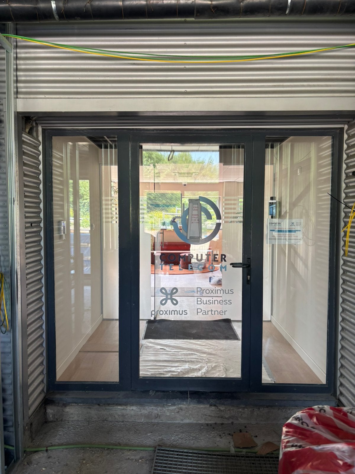 Porte d’entrée aluminium vitrée 240 x 218 cm – Très bon état, Bricolage & Construction, Enlèvement, Comme neuf, Aluminium