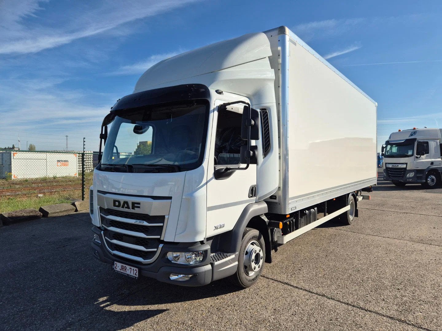 DAF XB 230 FA, RENTING FOR BELGIAN CUSTOMERS (bj 2026), Auto's, Automaat, 169 kW, Wit, Bedrijf