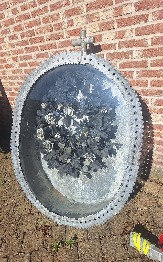 Enorme oude graftrommel  : memento mori, Ophalen