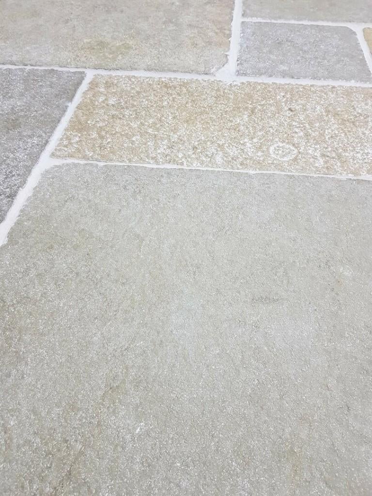 CARREAUX TOMBÉS. BOURGUIGNON, CHÂTEAU, GRAND CONTEXTE ROMAN, Enlèvement, Neuf