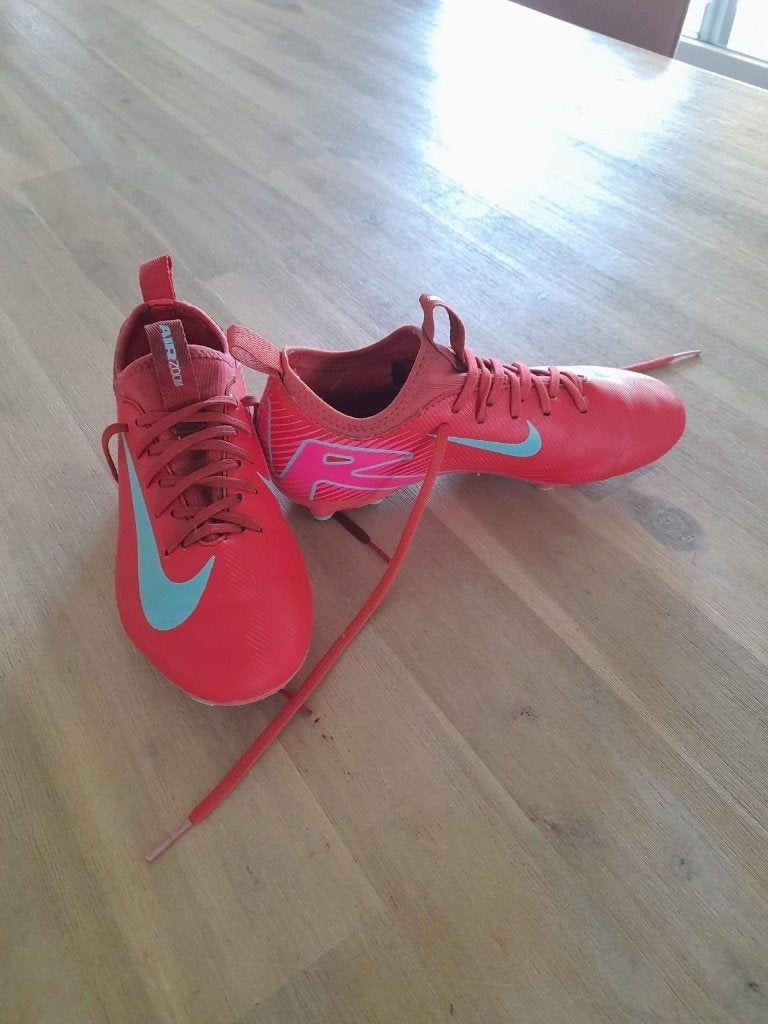 Prachtige Nike voetbalschoenen maat 33 voor SPOTPRIJS, Sport en Fitness, Voetbal, Ophalen of Verzenden