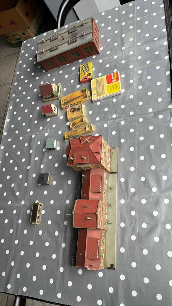Set van 7 huisjes + verlichting palen, Hobby en Vrije tijd, Modeltreinen | Overige schalen, Ophalen of Verzenden, Zo goed als nieuw