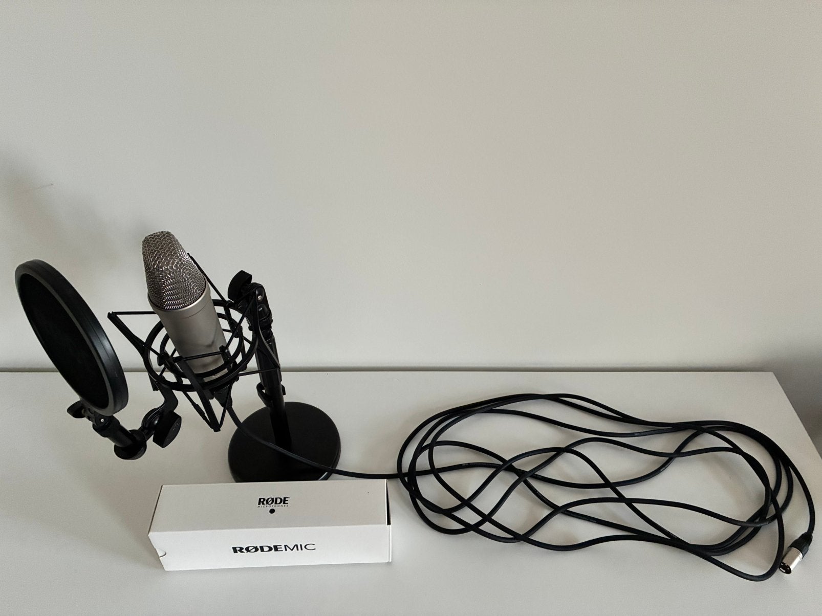 Rode microfoon met statief, shockmount en XLR-kabel, Muziek en Instrumenten, Microfoons, Ophalen, Zo goed als nieuw, Studiomicrofoon
