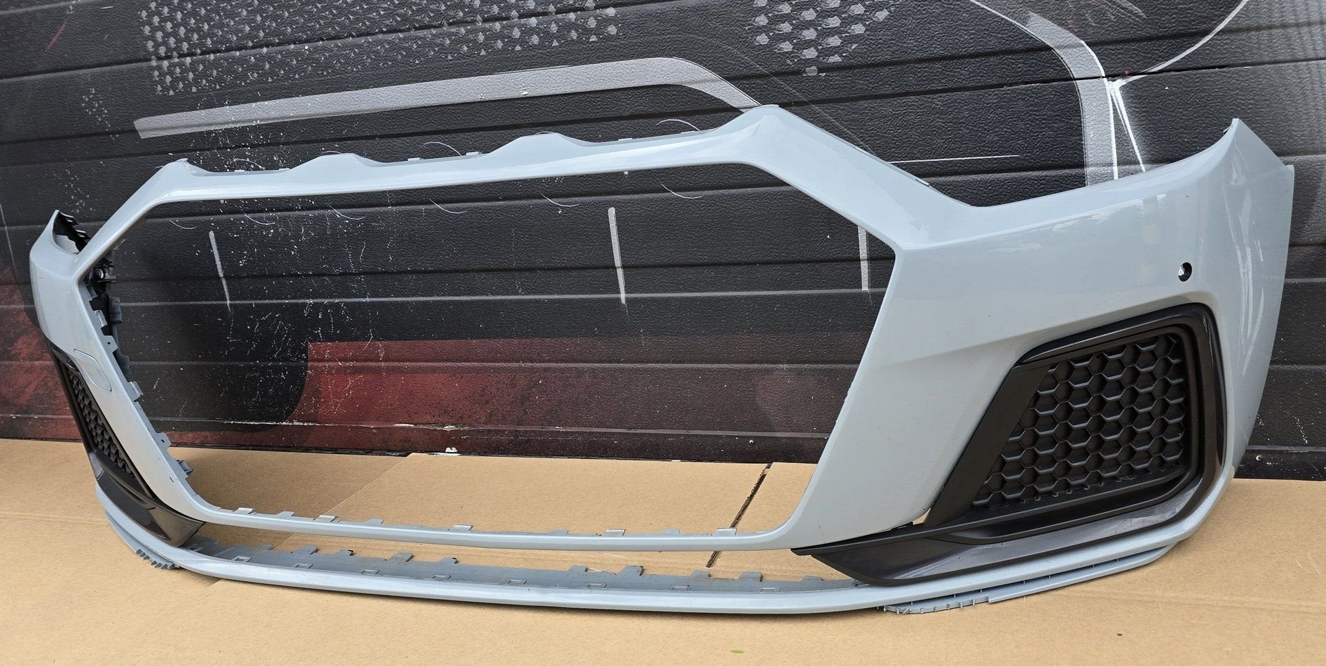 Voorbumper Audi A1 82A SPOR LZ7W 6xPDC Bumper 82A807437A, -, Origine de la pièce connue, Audi, Utilisé