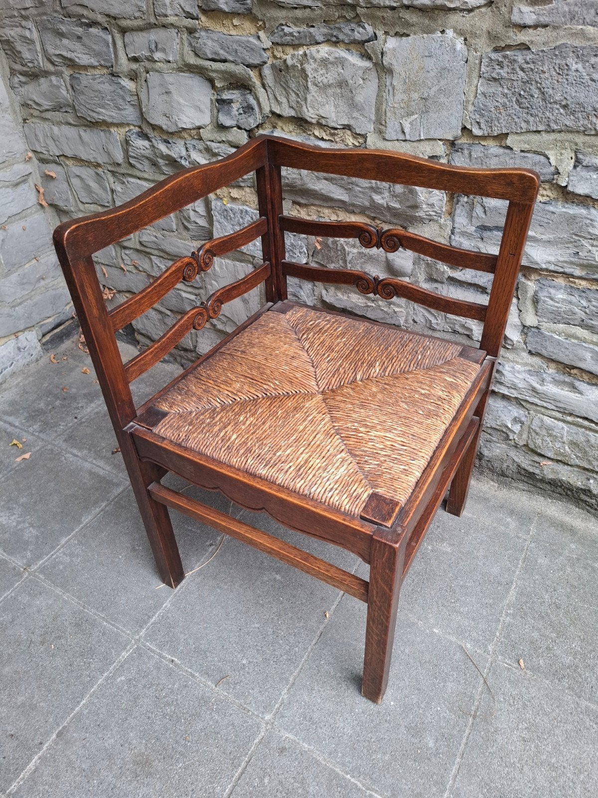 Ancien fauteuil d'angle en bois – Assise paillée, Enlèvement