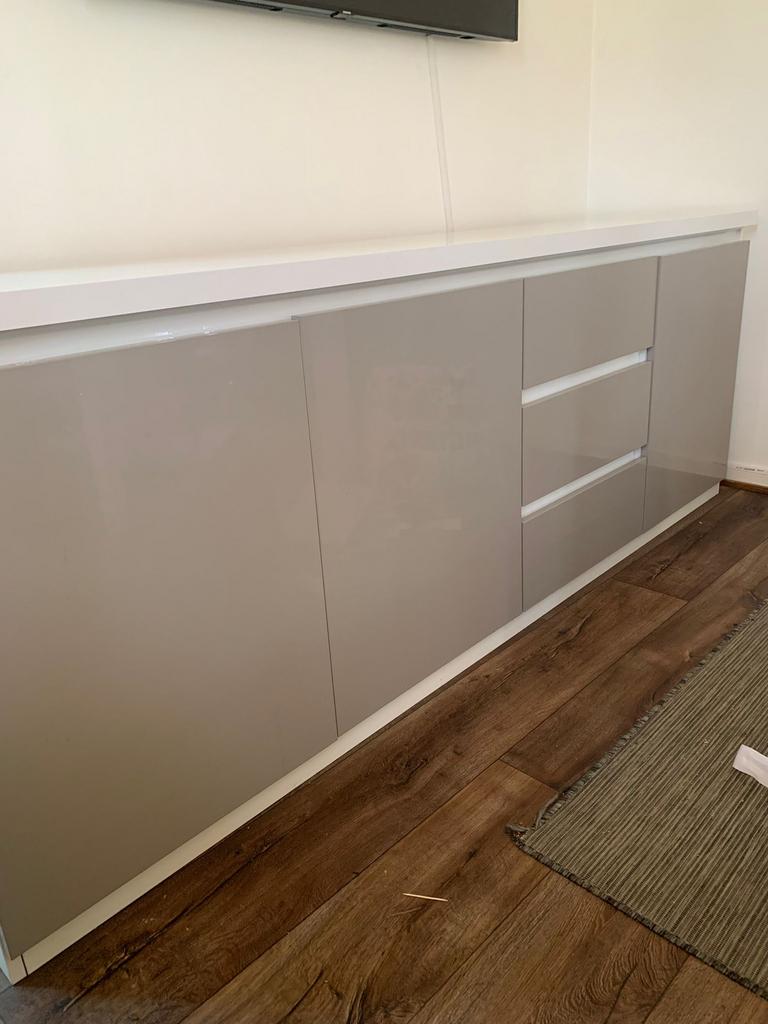 Grijs/witte dressoir en tafel, Huis en Inrichting, Kasten | Dressoirs, Zo goed als nieuw, Ophalen