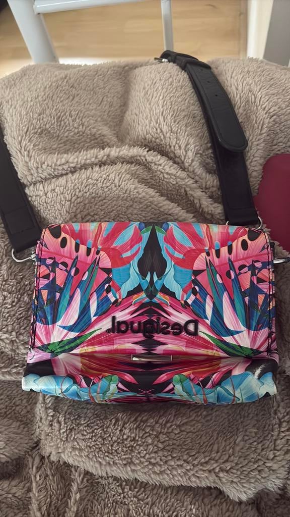 Desigual sacoche – kleurrijk & trendy, Handtassen en Accessoires, Tassen | Damestassen, Zo goed als nieuw, Handtas, Overige kleuren