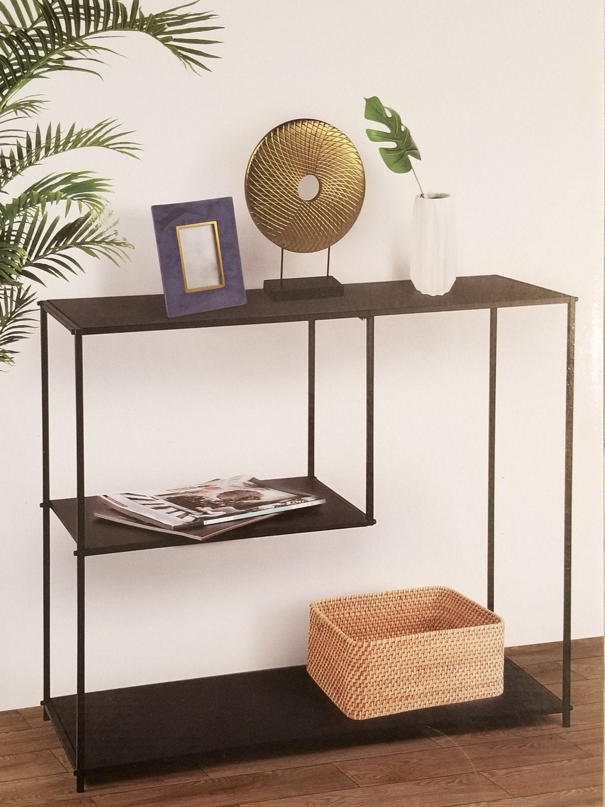 Modern design wandmeubel (nieuwe doos)
Exclusief zeldzaam on, Huis en Inrichting, Ophalen, Nieuw, Metaal