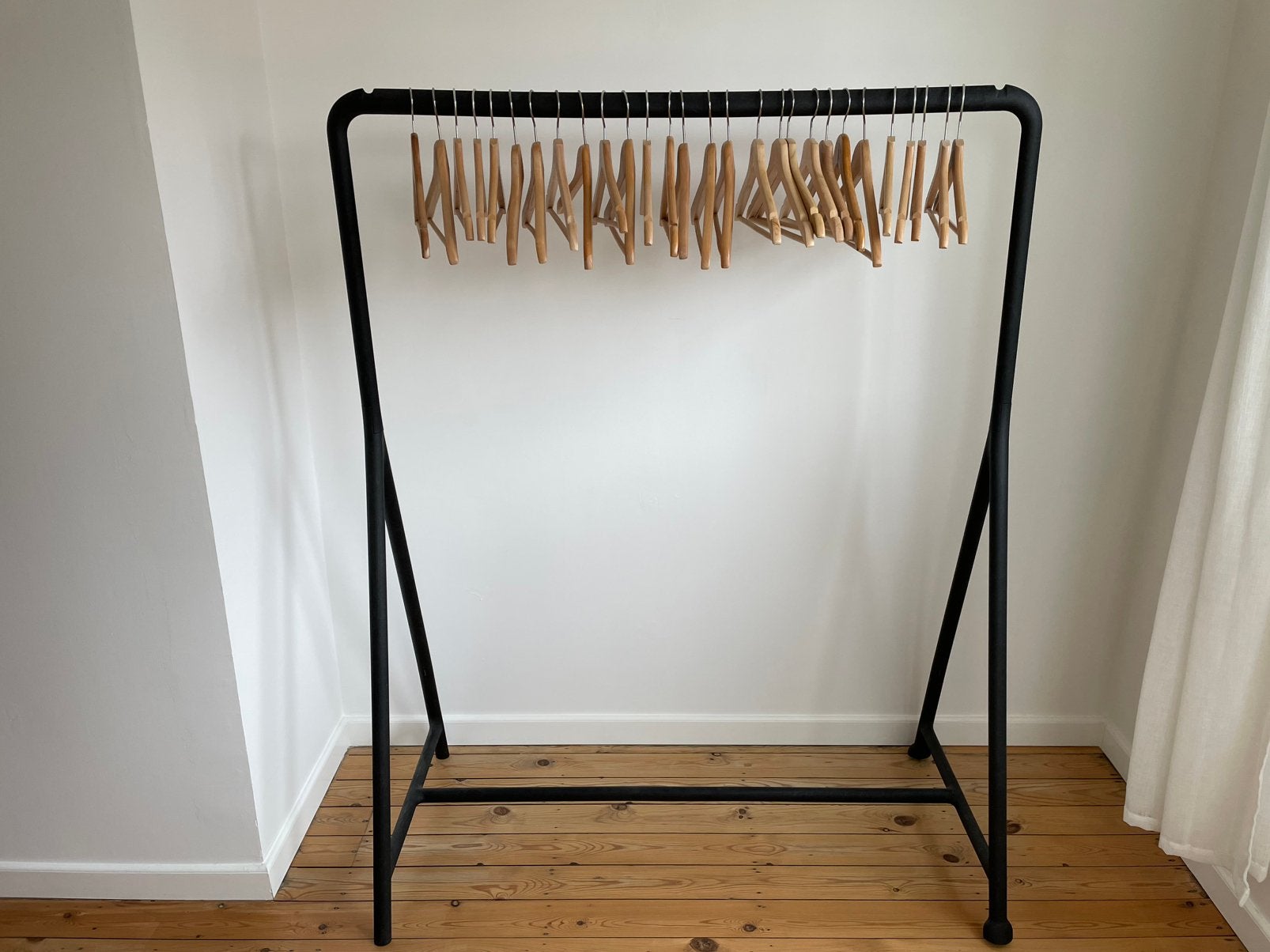 Nieuw Zwart kledingrek met 30 kwalitatieve houten kapstokken, Vêtements | Femmes, Enlèvement, Avec roues, Comme neuf
