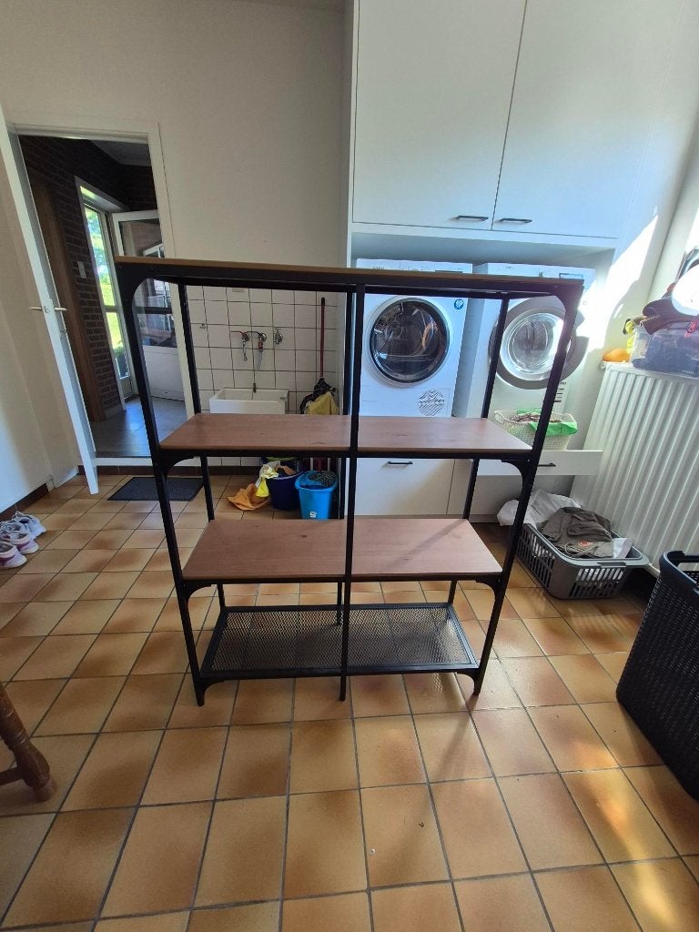 Stijlvol rek van zwart metaal met houten planken, Huis en Inrichting, Kasten | Stellingkasten, Ophalen, Zo goed als nieuw