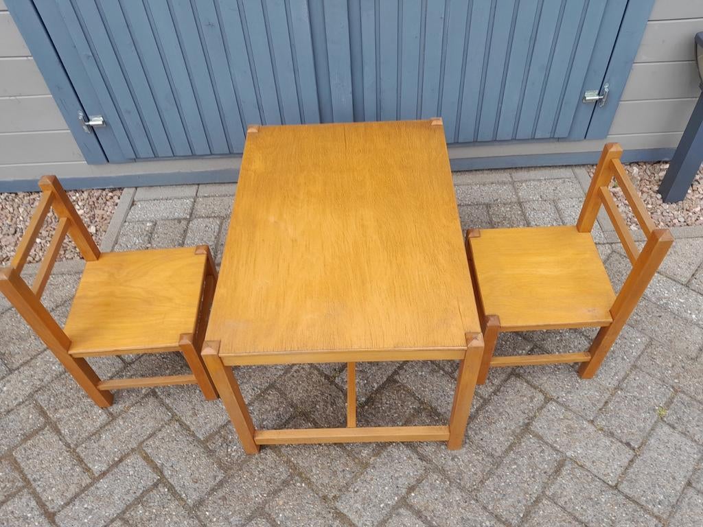 Houten kindertafeltje 75x50cm. met 2 stoeltjes. Gst., Kinderen en Baby's, Ophalen, Gebruikt