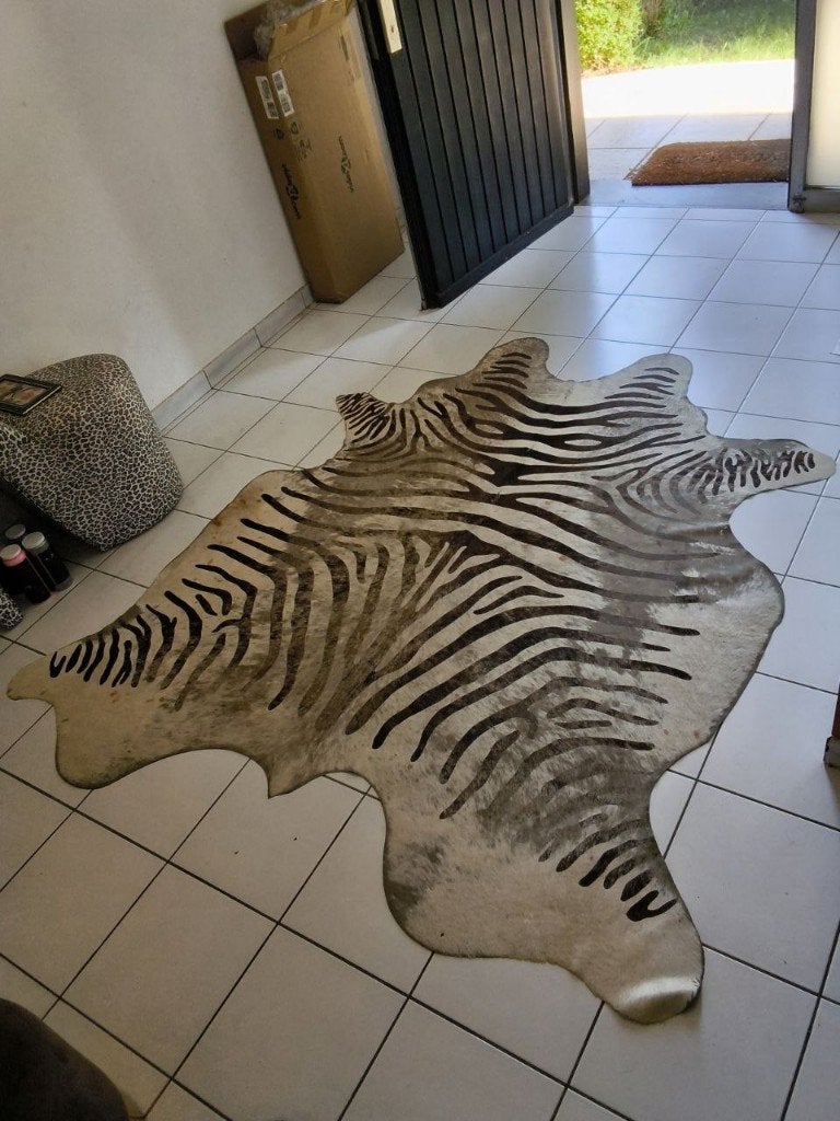 Tapijt van echt rundleer — zebrapatroon, Ophalen, Gebruikt, Wit, 150 tot 200 cm