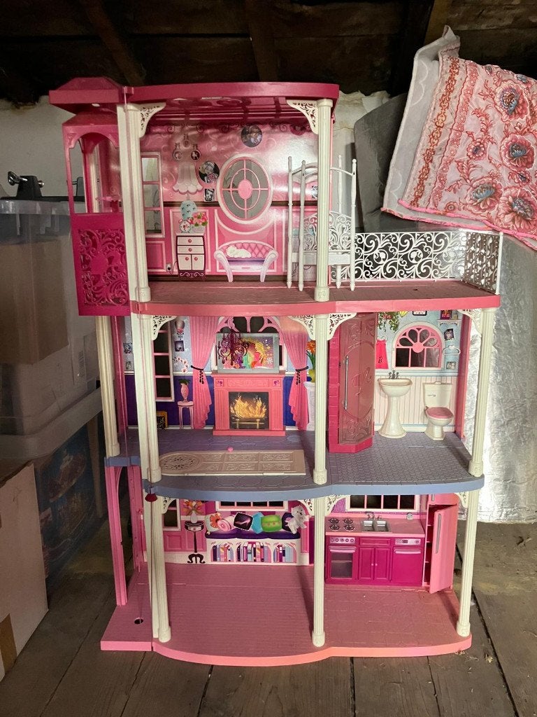 Maison Barbie – complète, avec ascensur, légère décoloration, Enfants & Bébés, Jouets | Maisons de poupées, Utilisé, Maison de poupées