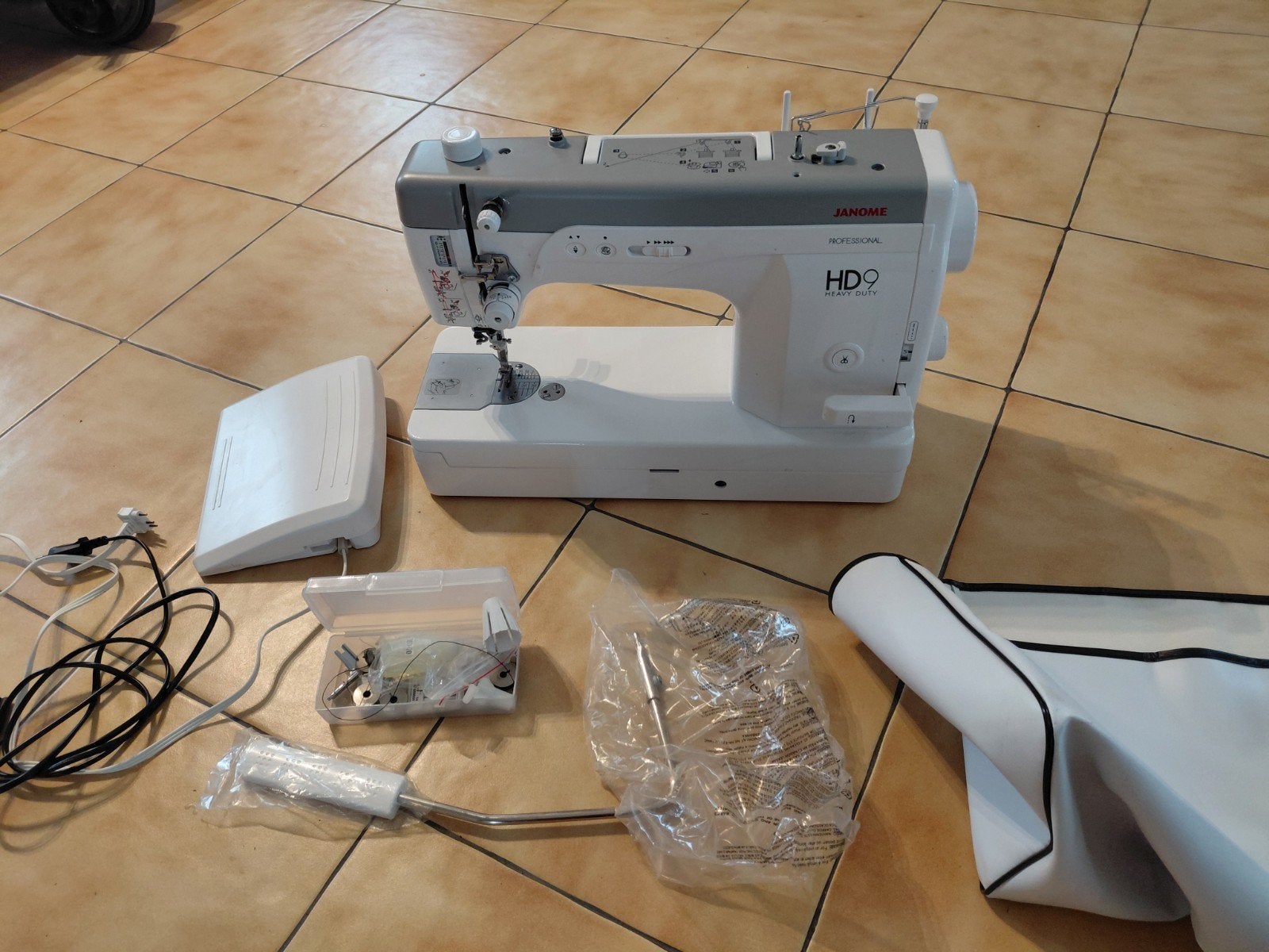Janome HD9 heavy duty stikmachine, Hobby & Loisirs créatifs, Machines à coudre & Accessoires, Neuf, Machine à coudre, Industrie