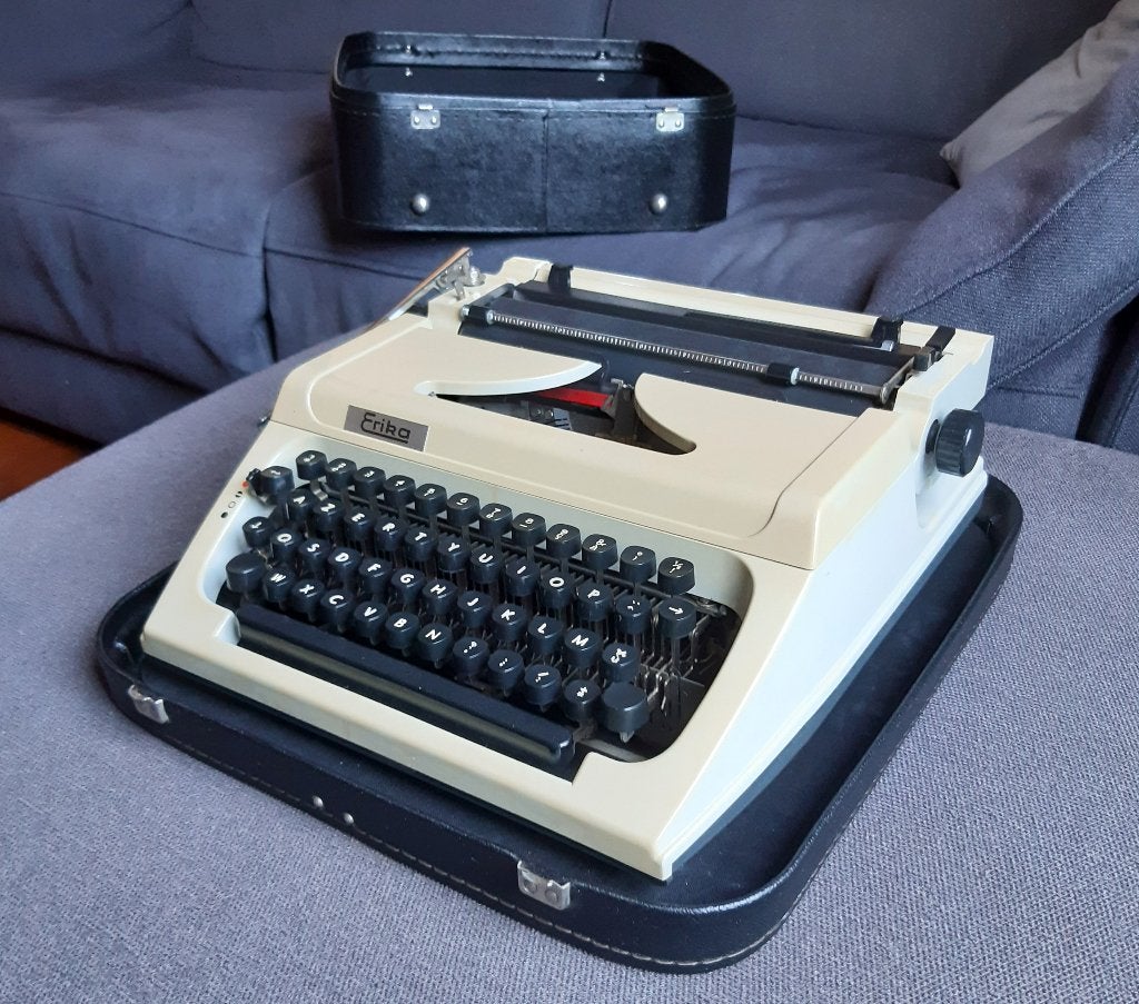 Vintage mechanische typemachine Erika AZERTY met koffer, Diversen, Ophalen, Gebruikt