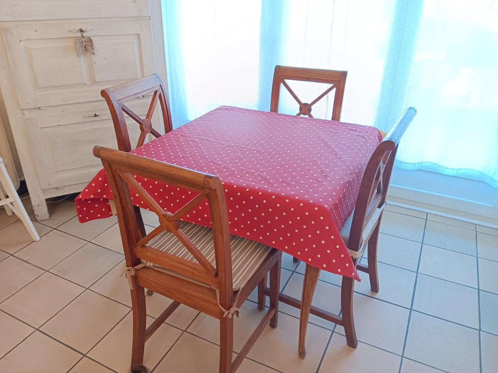 Jolie table à allonges 2, 4 à 6 personnes., Enlèvement, Comme neuf, 4 à 6 chaises