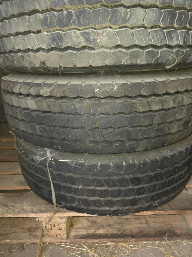 nieuwe set banden lichte vracht op zwarevelg,, Auto's, Bestelwagens en Lichte vracht, Particulier, Te koop