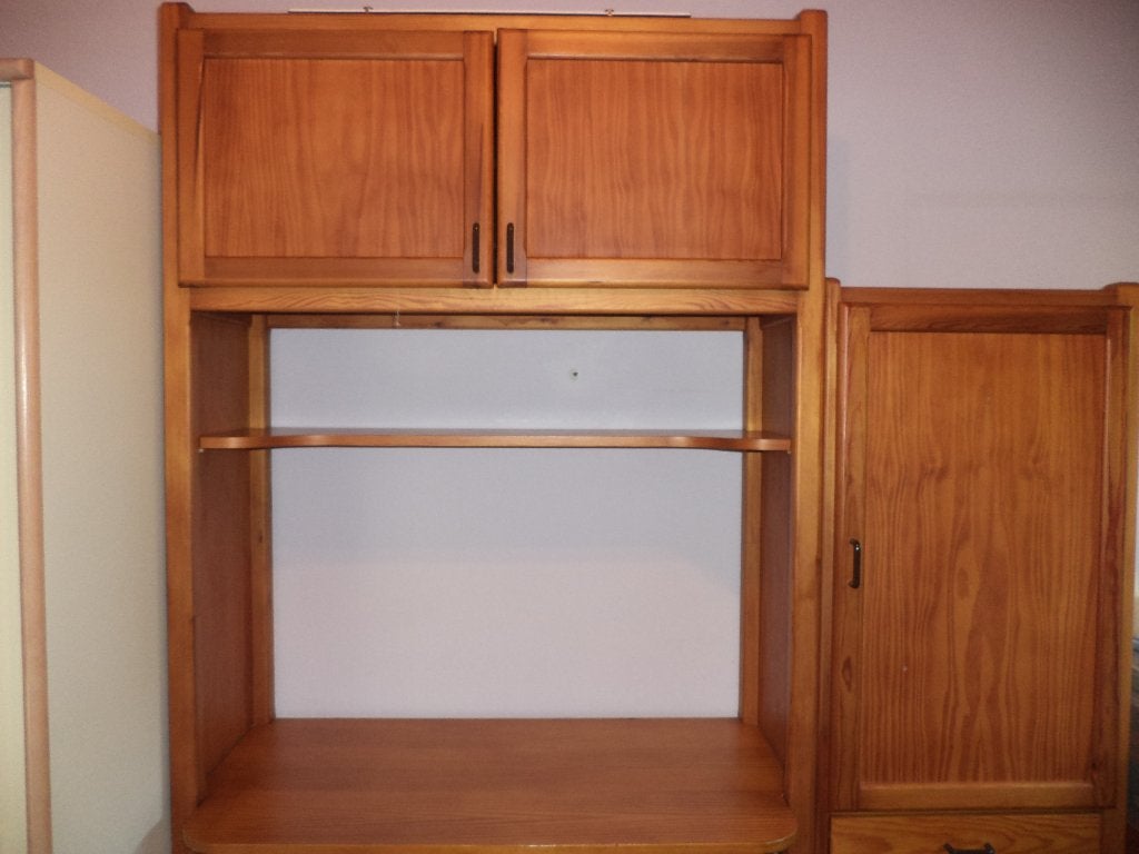 Lit bébé et placard en bois., 105 cm ou plus, Comme neuf, Enlèvement, 50 à 70 cm