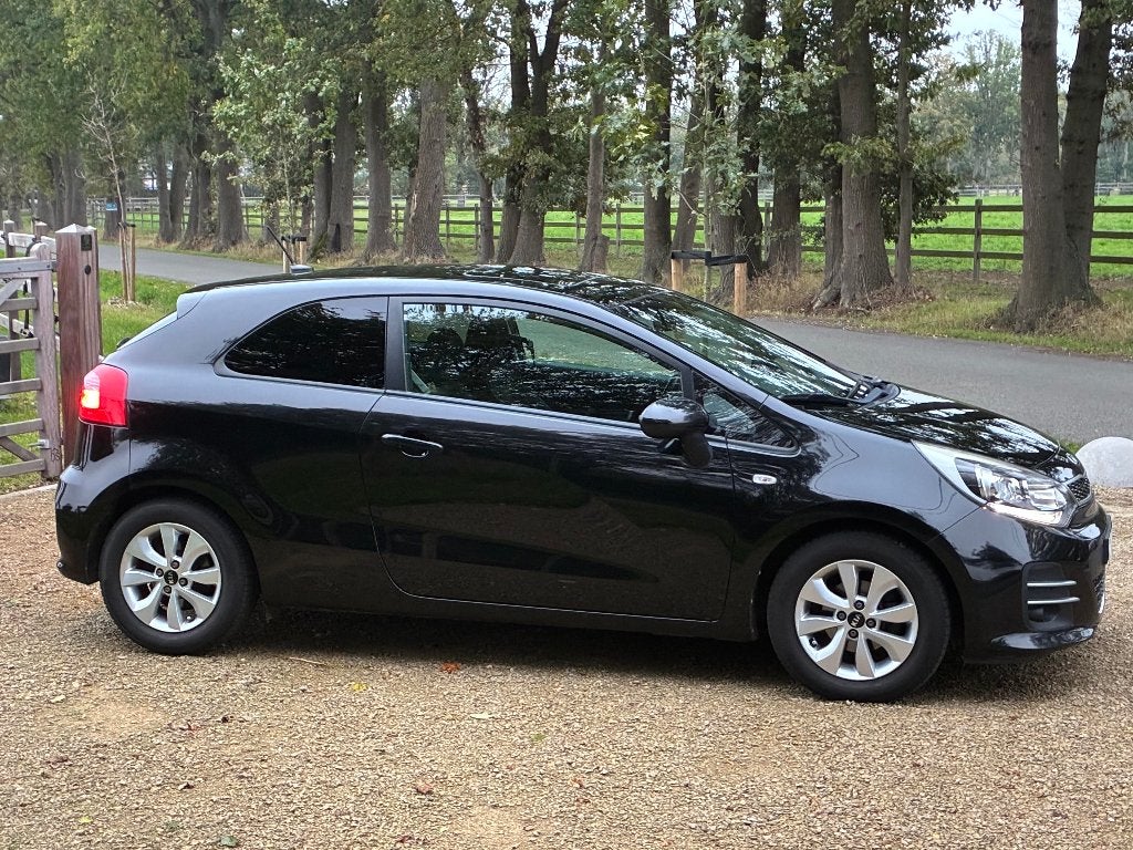 Kia Rio 1.2 benzine. Zeer mooie staat, vele opties!, Auto's, Voorwielaandrijving, Dealer onderhouden, Stof, 4 cilinders