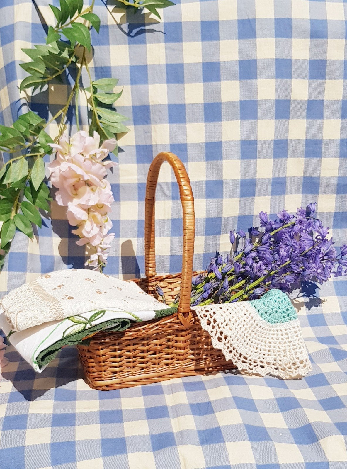 Panier et  🍒napperons vintage ( broderie et crochet), Antiquités & Art, Antiquités | Accessoires de maison, Enlèvement ou Envoi
