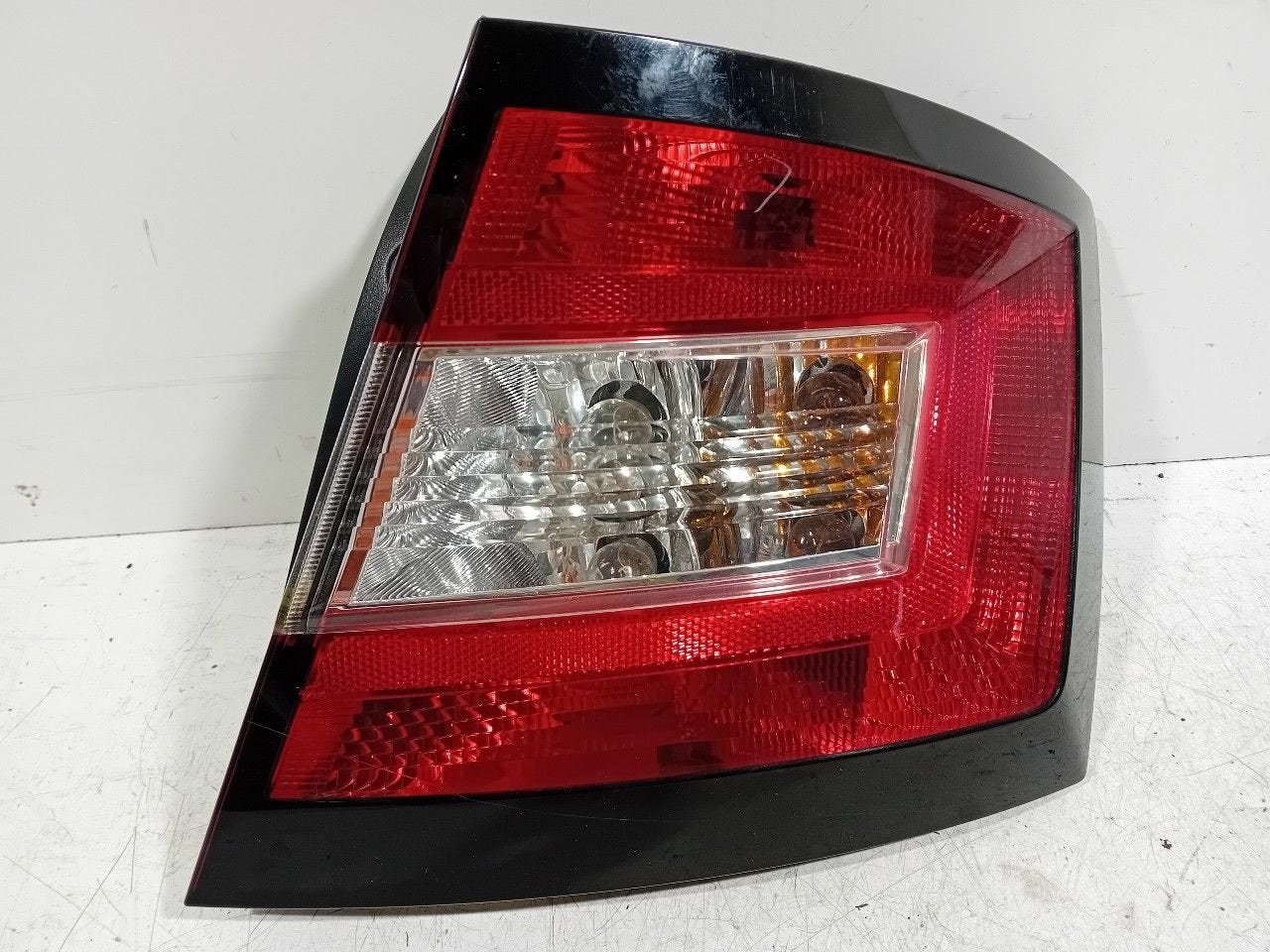 Achterlicht carrosserie rechts Skoda Fabia, Autos : Pièces & Accessoires, Éclairage, Skoda, Utilisé, Origine de la pièce connue