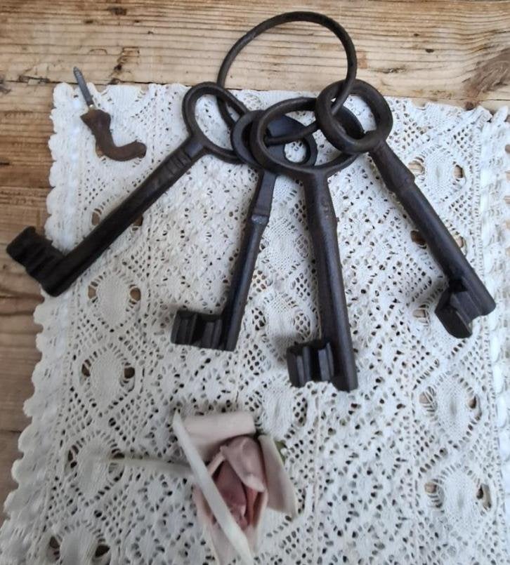 Ring met 4 grote brocante sier sleutels + ophanghaakje, Antiek en Kunst, Ophalen of Verzenden