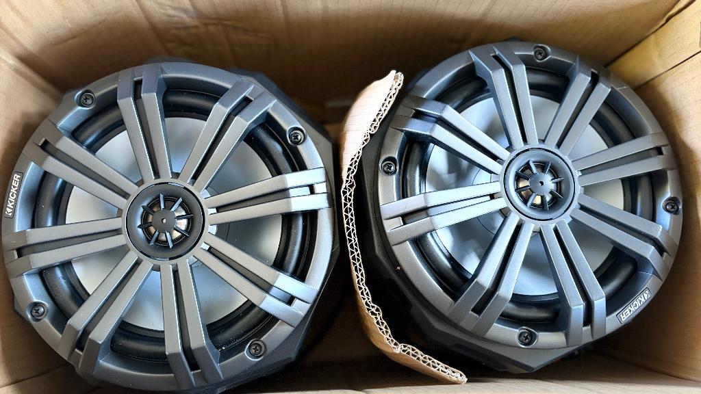 Enceintes SSV Works + Kicker 8” – pods UTV / SSV, Motoren