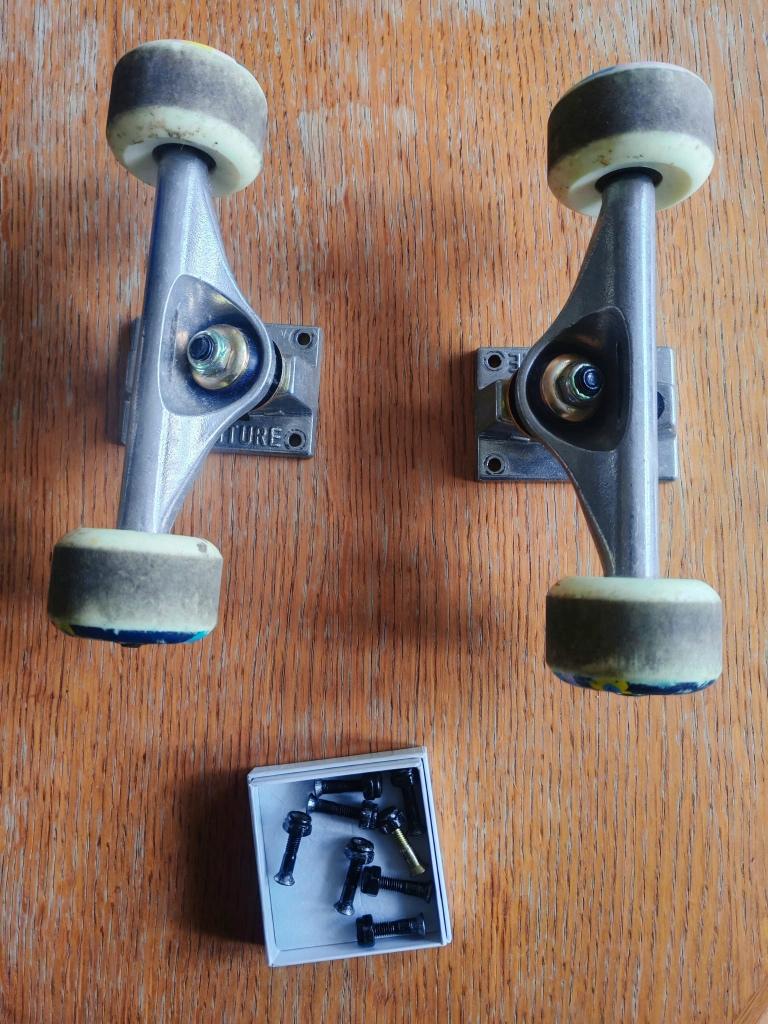 2 Trucks Venture + 4 roues, Ophalen of Verzenden, Zo goed als nieuw, Skateboard