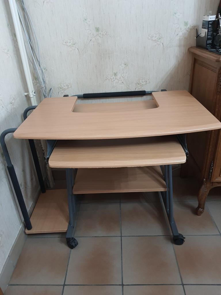 Bureau pour ordinateur chaîne claire, Enlèvement