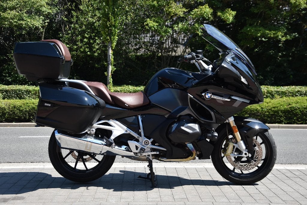 BMW - R1250 RT - TRIPLE BLACK - 2022, Motoren, Motoren | BMW, Bedrijf, Toermotor, meer dan 35 kW, 2 cilinders, Motorrijbewijs A