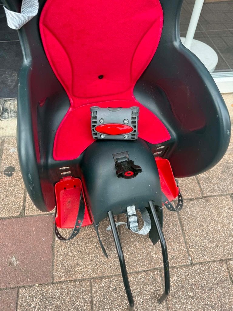 Grote fiets stoel in goede staat, Fietsen en Brommers, Fietsaccessoires | Fietsstoeltjes, Ophalen, Achterzitje, Voetsteuntjes