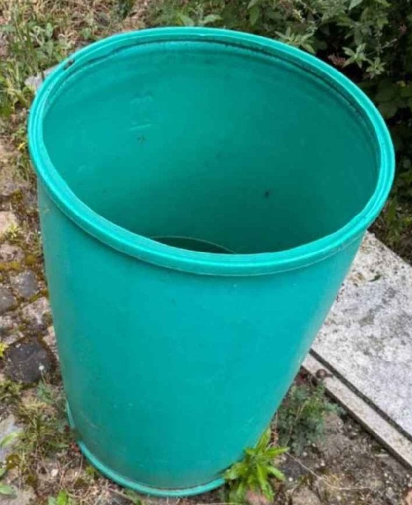 Prix 25 euro Fût  220l  plastique ouvert à lodelinsart, Maison & Meubles, Enlèvement