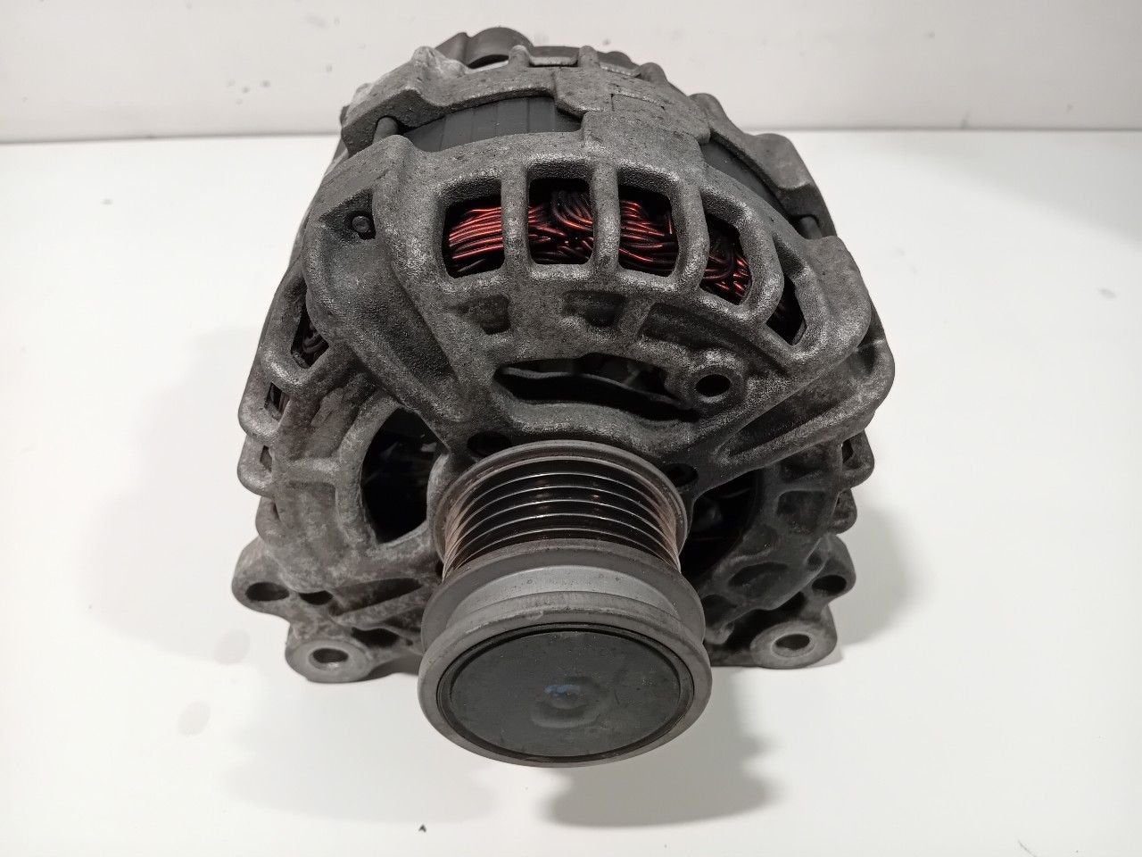 Dynamo Volkswagen Golf, Van der Ven Autorecycling B.V., Gebruikt, Ettenseweg 76, 4706 PB Roosendaal, The Netherlands, Herkomst onderdeel bekend