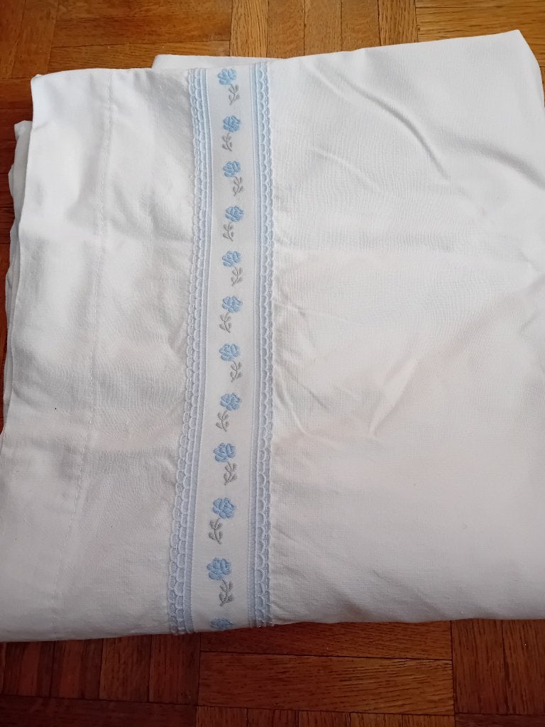 Drap de lit enfant ancien brodé en coton, Garçon ou Fille, Enlèvement, Brodé, Blanc